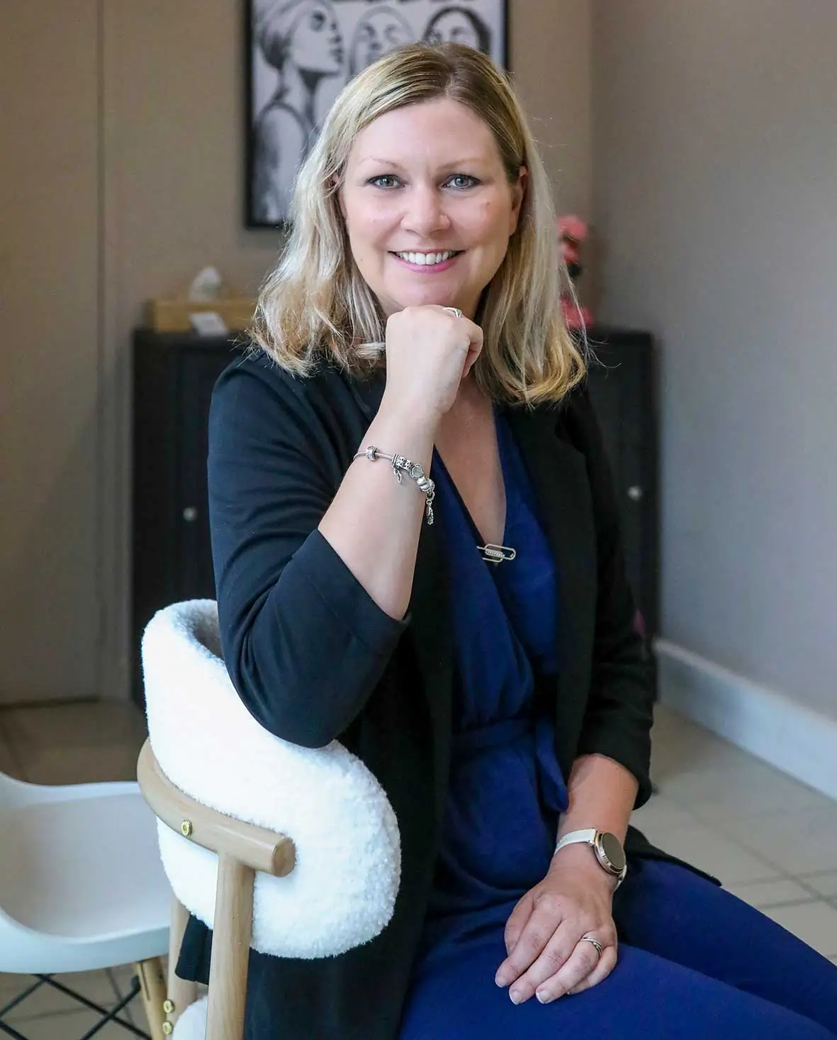 Céline Renard, socio-coiffeuse spécialisée en oncologie, assise dans son cabinet à Chaponost