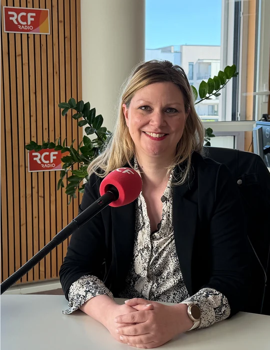 Céline Renard au micro de RCF Lyon pour l'émission L'invité de M comme Midi