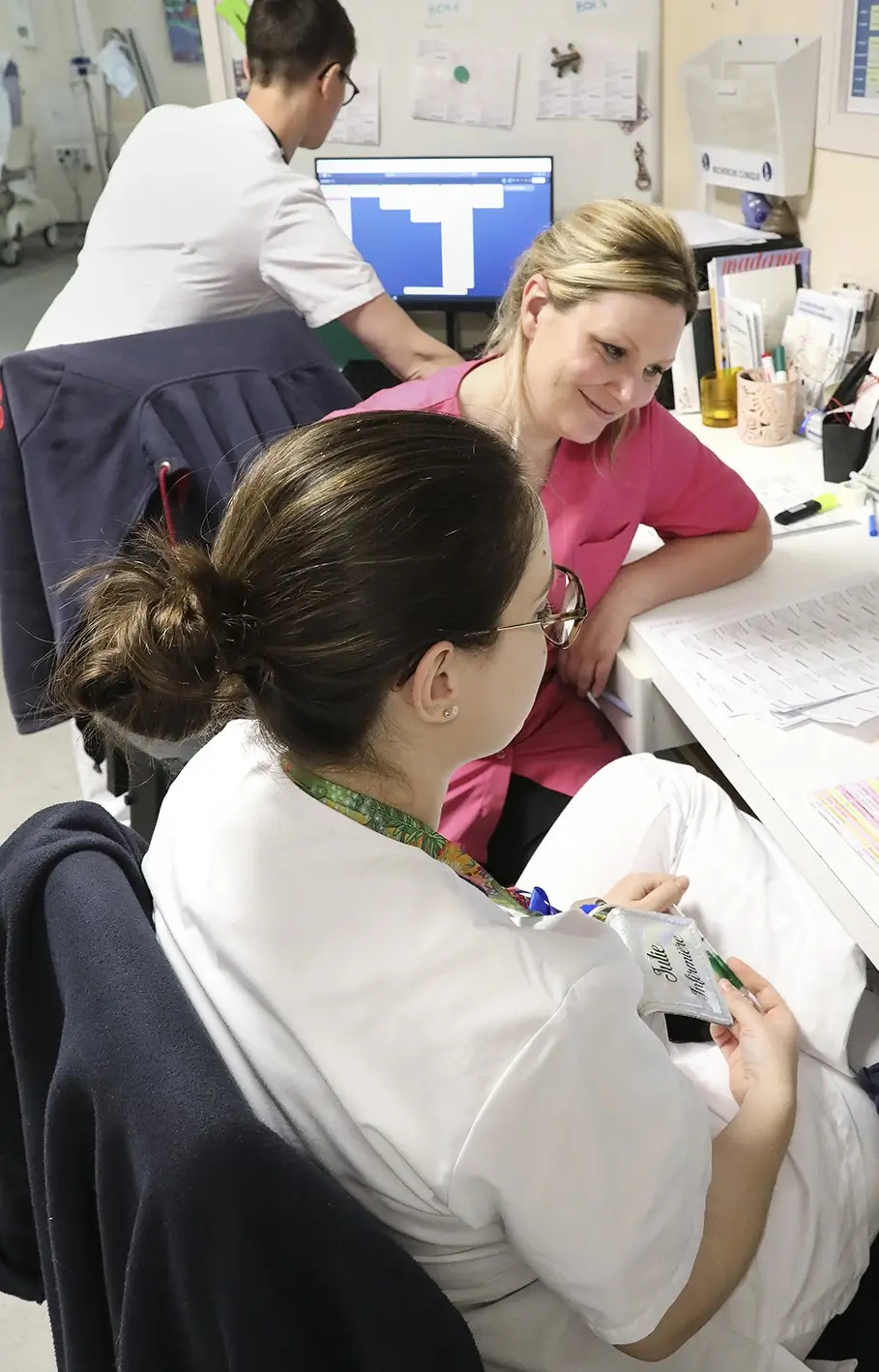 Céline Renard, socio-coiffeuse, au poste de soins avec l'équipe soignante à l'hôpital