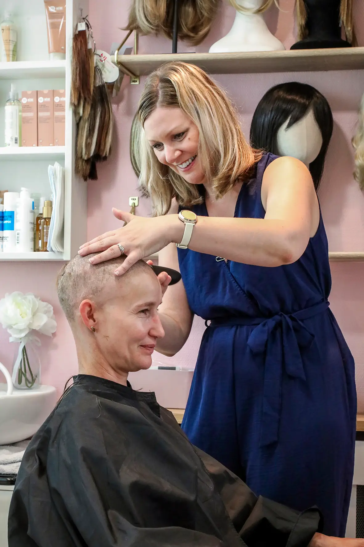 Céline Renard, socio-coiffeuse, accompagne une personne pendant la chute des cheveux dans son cabinet à Chaponost
