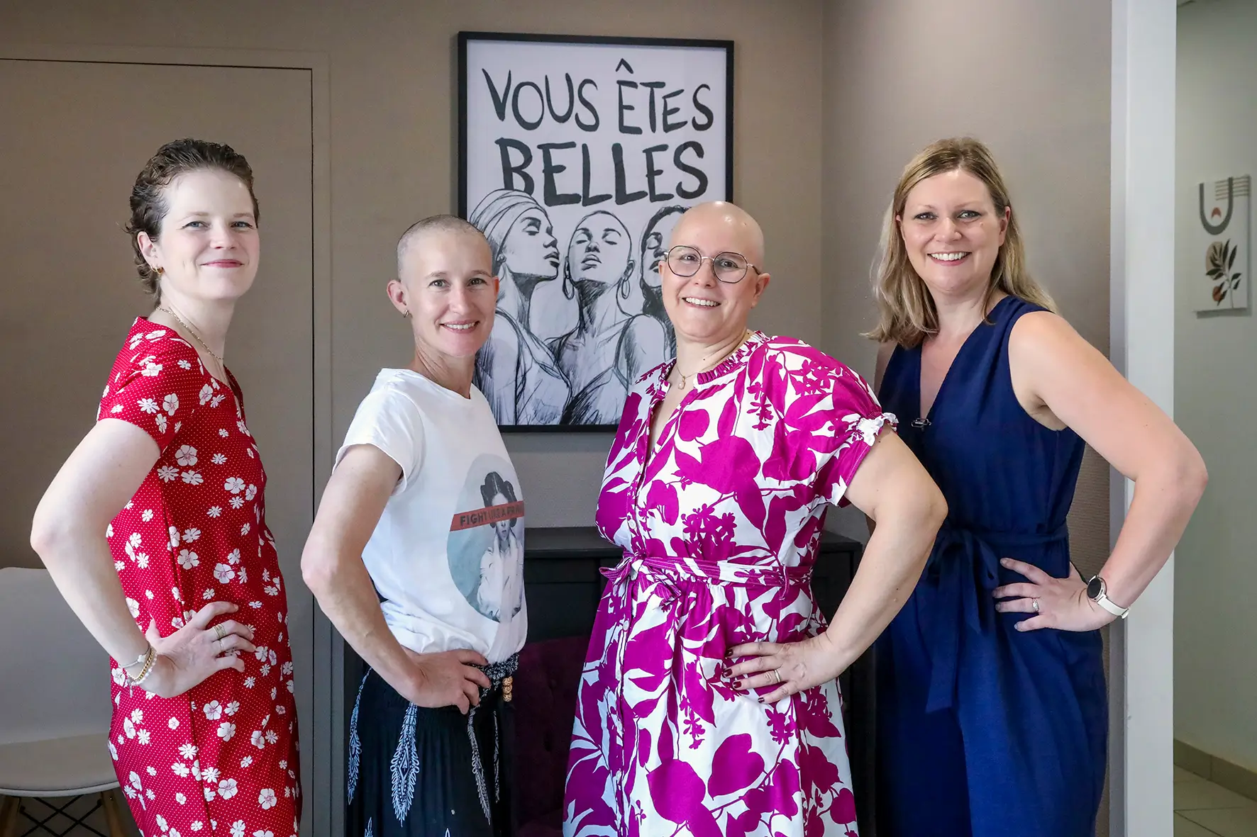 Céline Renard, socio-coiffeuse, entourée de trois personnes accompagnées dans son cabinet à Chaponost